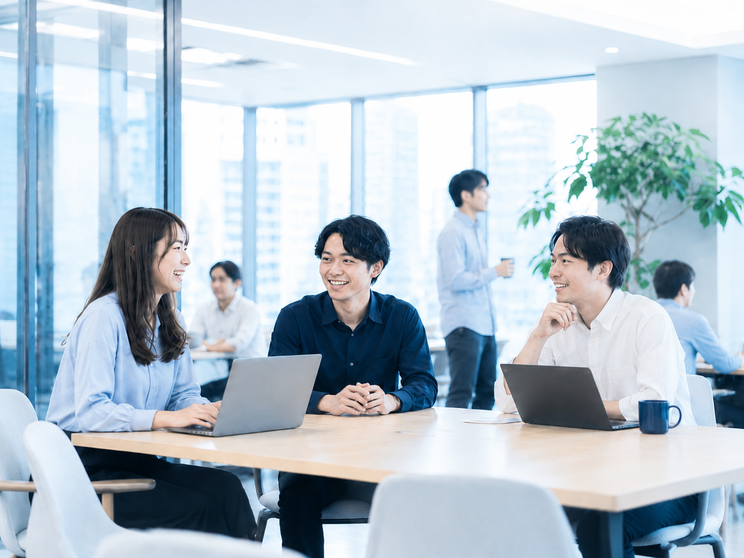 オフィスで会話するチーム